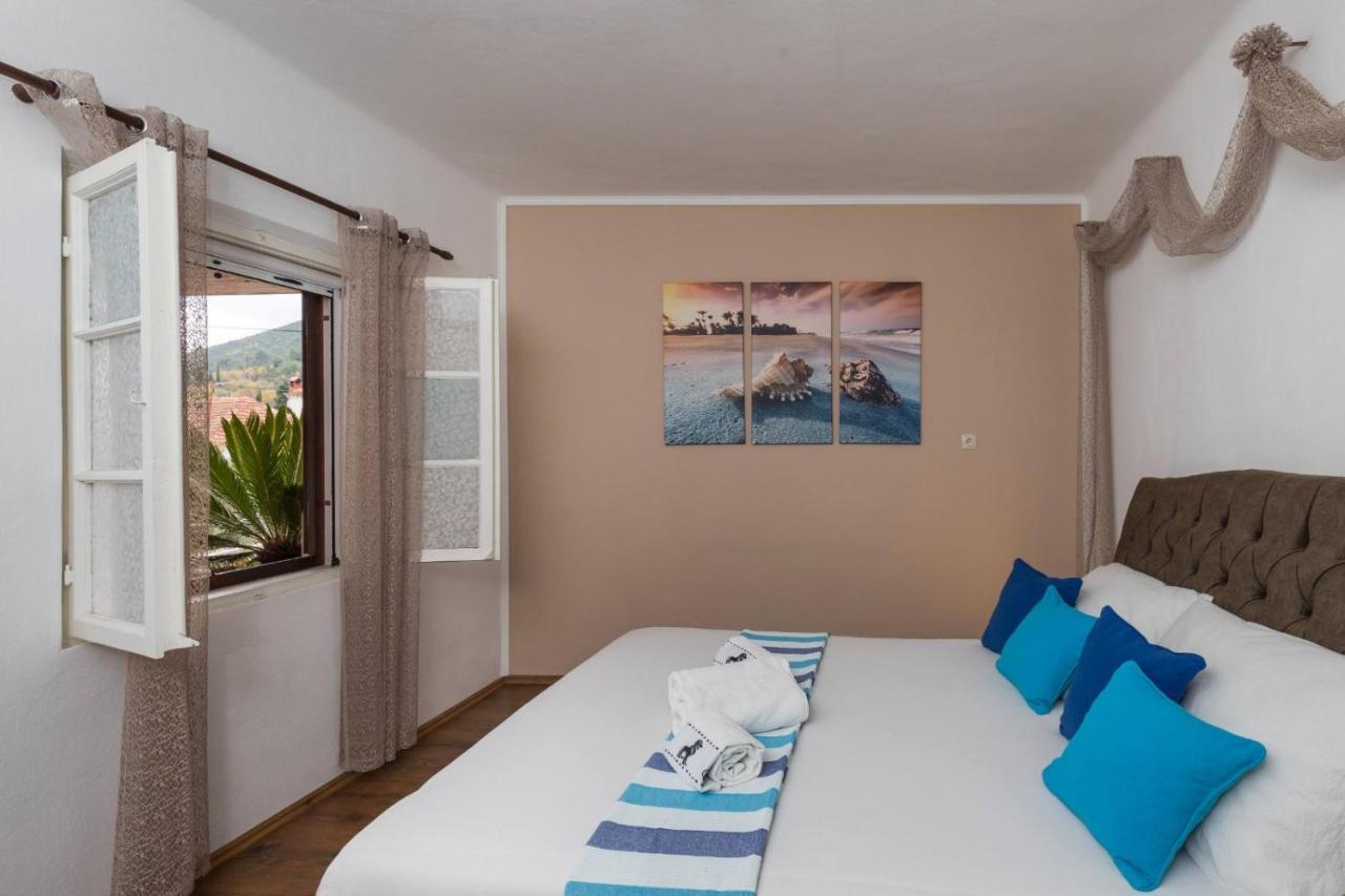 Bougainvillea--Apartment By The Sea Ston Exterior photo