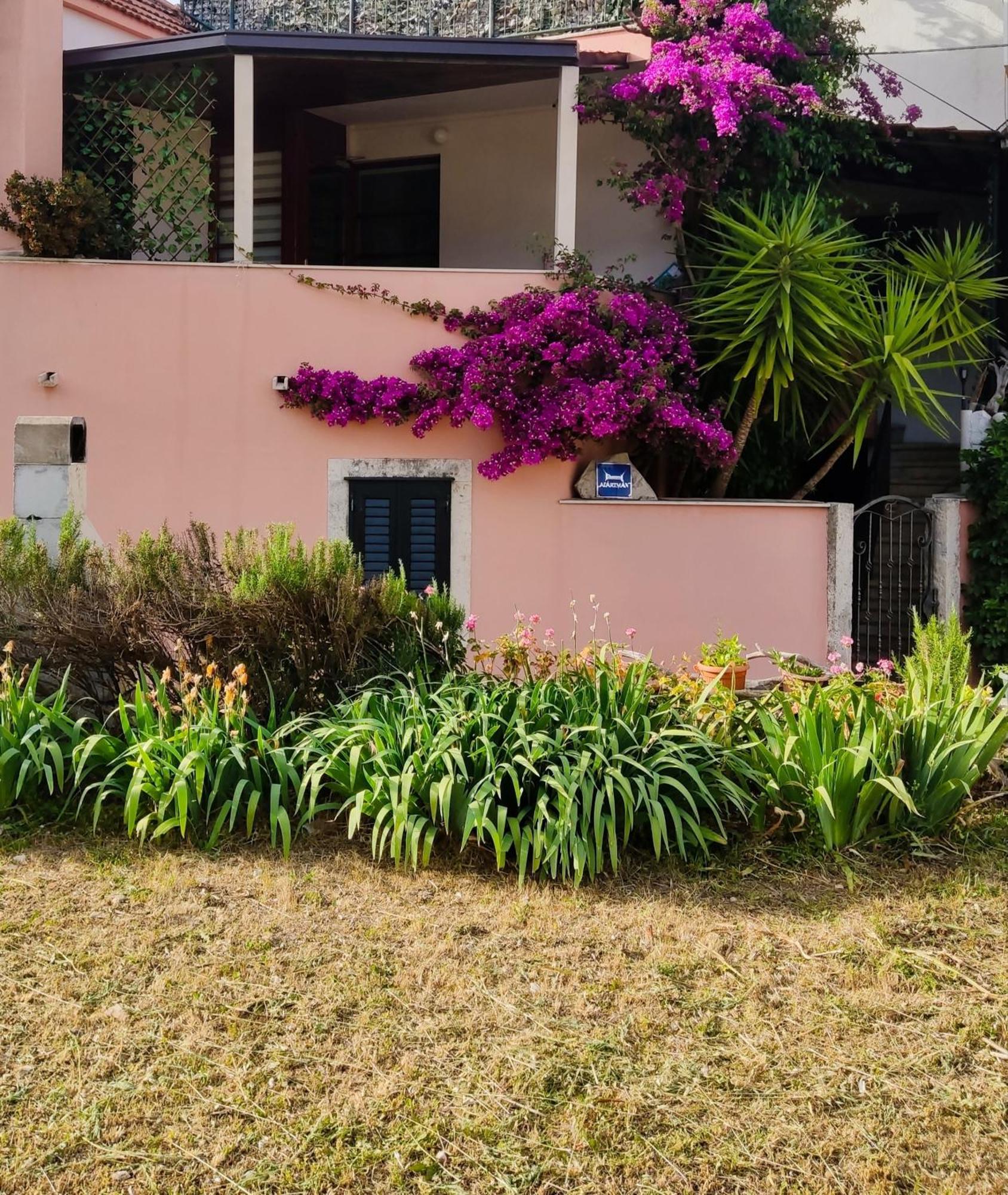 Bougainvillea--Apartment By The Sea Ston Exterior photo